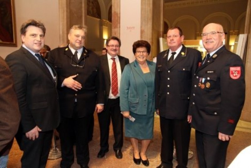 Landtagspräsidentin Barbara Stamm nahm sich der Anliegen zahlreicher Feuerwehrdienstleistender ebenso wie Prof. Dr. Winfried Bausback (l.a.), Staatssekretär Gerhard Eck (3.v.l.) und Peter Winter (r.a.) an.