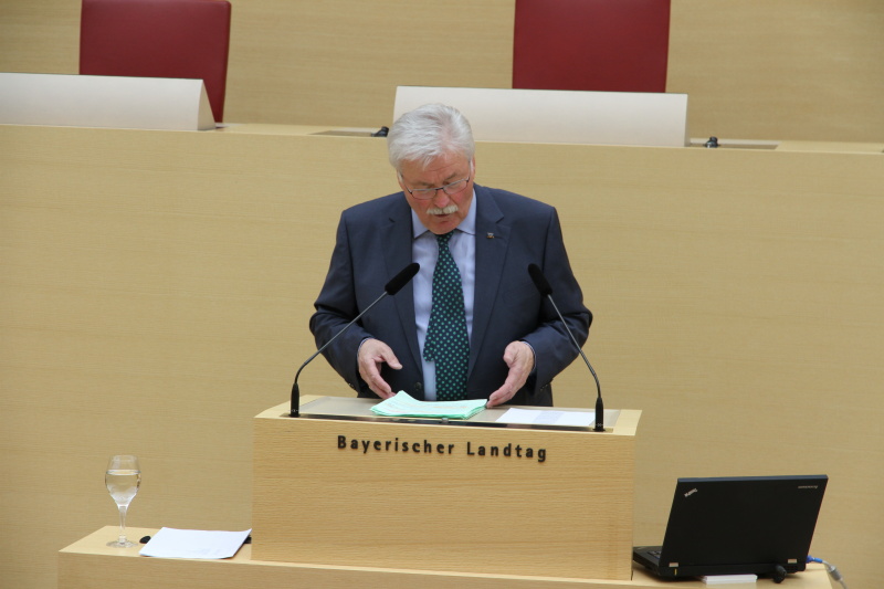 Konrad Kobler, seniorenpolitischer Sprecher der CSU-Fraktion, eröffnet das Seniorenparlament 