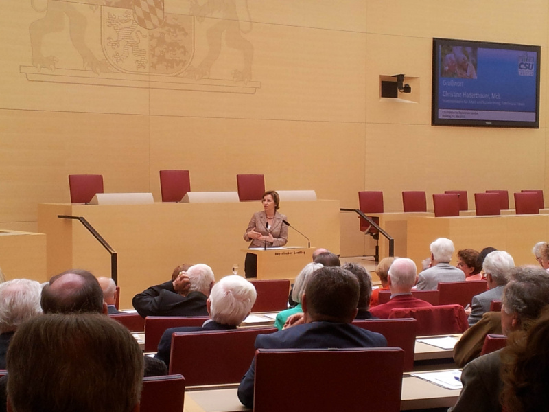 Staatsministerin Christine Haderhauer spricht beim Seniorenparlament. 
