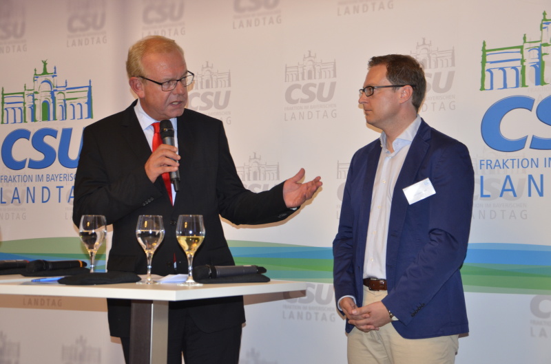 Fraktionsvorsitzender Thomas Kreuzer und Martin Huber, Vorsitzender der Jungen Gruppe, bei der Eröffnung der Sommerlounge 2015. 