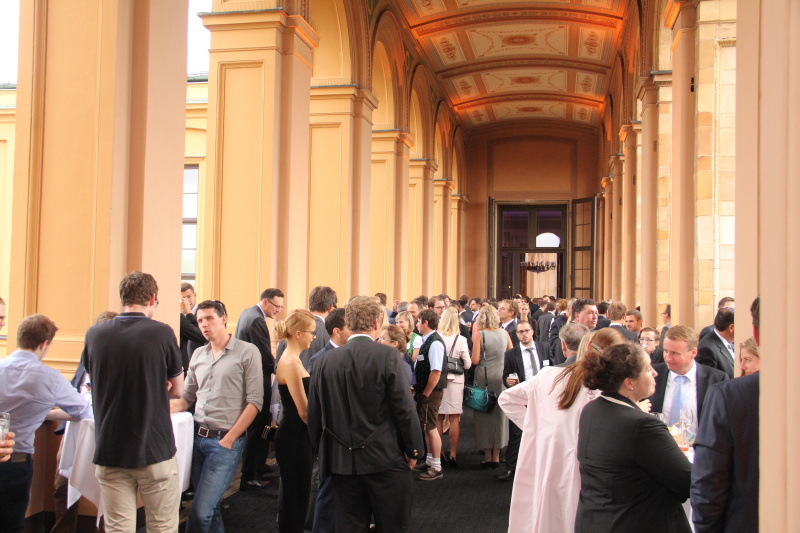 Rund 400 Gäste folgten der Einladung zur diesjährigen Sommerlounge und nutzten das sommerliche Wetter für ausgiebige Gespräche auf den Arkaden des Bayerischen Landtags. 