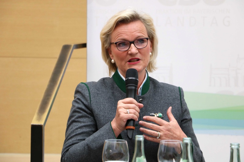 Aus der Sicht der Hotellerie und Gastronomie sprach Angela Inselkammer, Vizepräsidentin des Hotel- und Gaststättenverbands DEHOGA Bayern. 