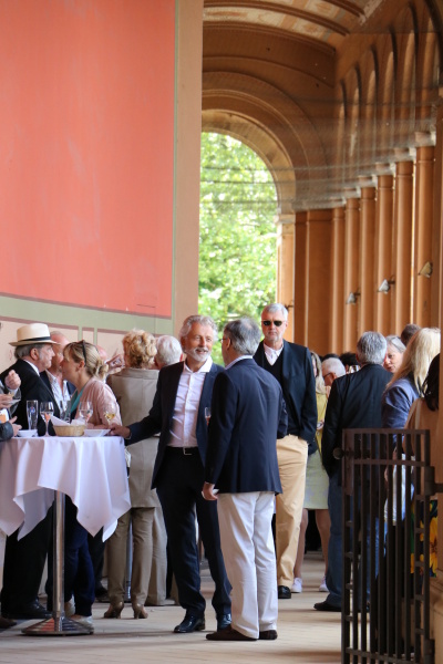 Die Gäste des Filmgesprächs ließen es sich im Anschluss an die Podiumsdiskussion in den Arkaden des Bayerischen Landtags bei Sonnenschein und gutem Essen gut gehen - die perfekte Gelegenheit, um sich auszutauschen und neue Kontakte zu knüpfen.