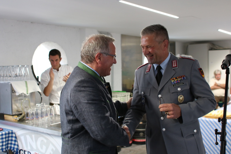 13.70.2016 - Sommerfest AK Wehrpolitik 2016 - Staatssekretär Hintersberger mit dem neuen stellvertretenden Kommandeur der NATO School in Oberammergau, Oberst Joachim Schreckinger.