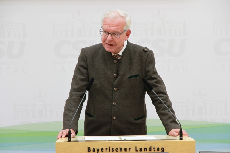 15.10.2016 - Taktgeber gestern und heute - Empfang 40 Jahre AG Vertriebene - Fraktionsvorsitzender Thomas Kreuzer begrüßte die Gäste im vollbesetzten Plenarsaal des Landtags.