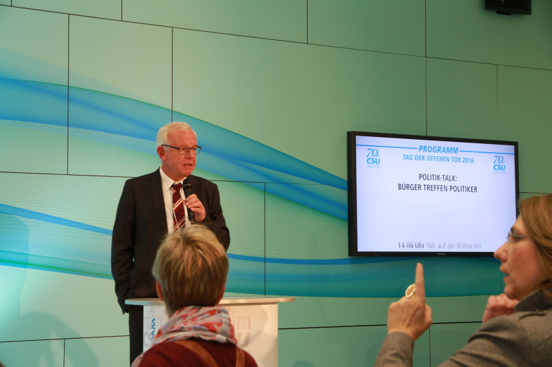 11.12.2016 - Tag der offenen Tr 2016 - Fraktionsvorsitzender Thomas Kreuzer begrüßt die Besucherinnen und Besucher des Tags der offenen Tür im Fraktionssaal der CSU-Fraktion.