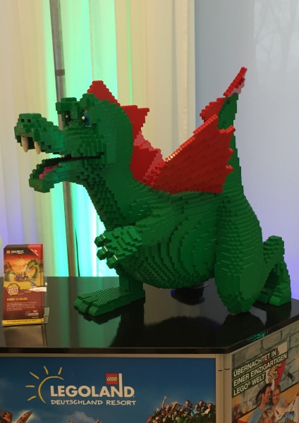 11.12.2016 - Tag der offenen Tr 2016 - Ein - zum Glück - nicht feuerspeiender Drache aus Lego-Steinen.