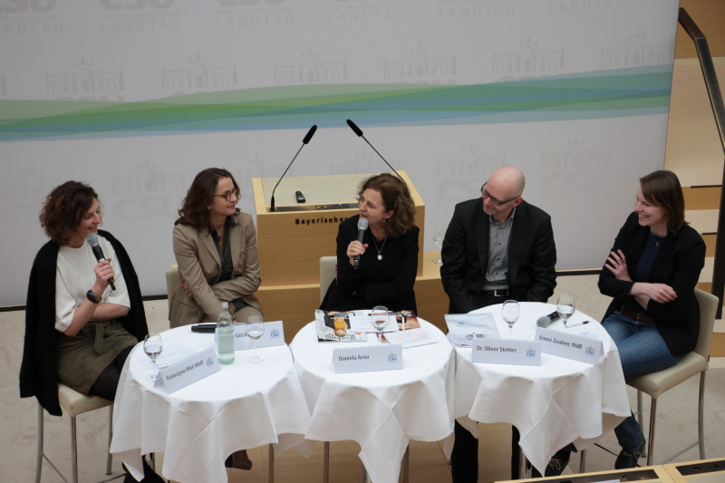 Angeregte Diskussionen auf dem Podium. Daniela Arnu (Mitte) vom Bayerischen Rundfunk moderiert kompetent und kurzweilig.