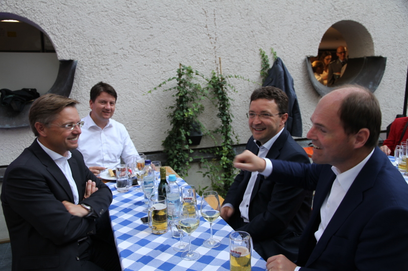 Gesellige Runde im Garten: Die MdLs Tobias Reiß, Sandro Kirchner, Max Gibis und Michael Hofmann genießen den Sommerabend.