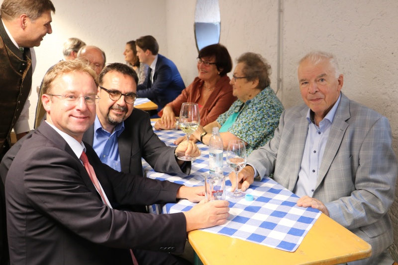 Aktuelle und ehemalige Landtagsabgeordnete der CSU-Fraktion genießen die gesellige Atmosphäre des Sommerfestes und kommen miteinander ins Gespräch. (Foto: Silke Knopp | © CSU-Fraktion)