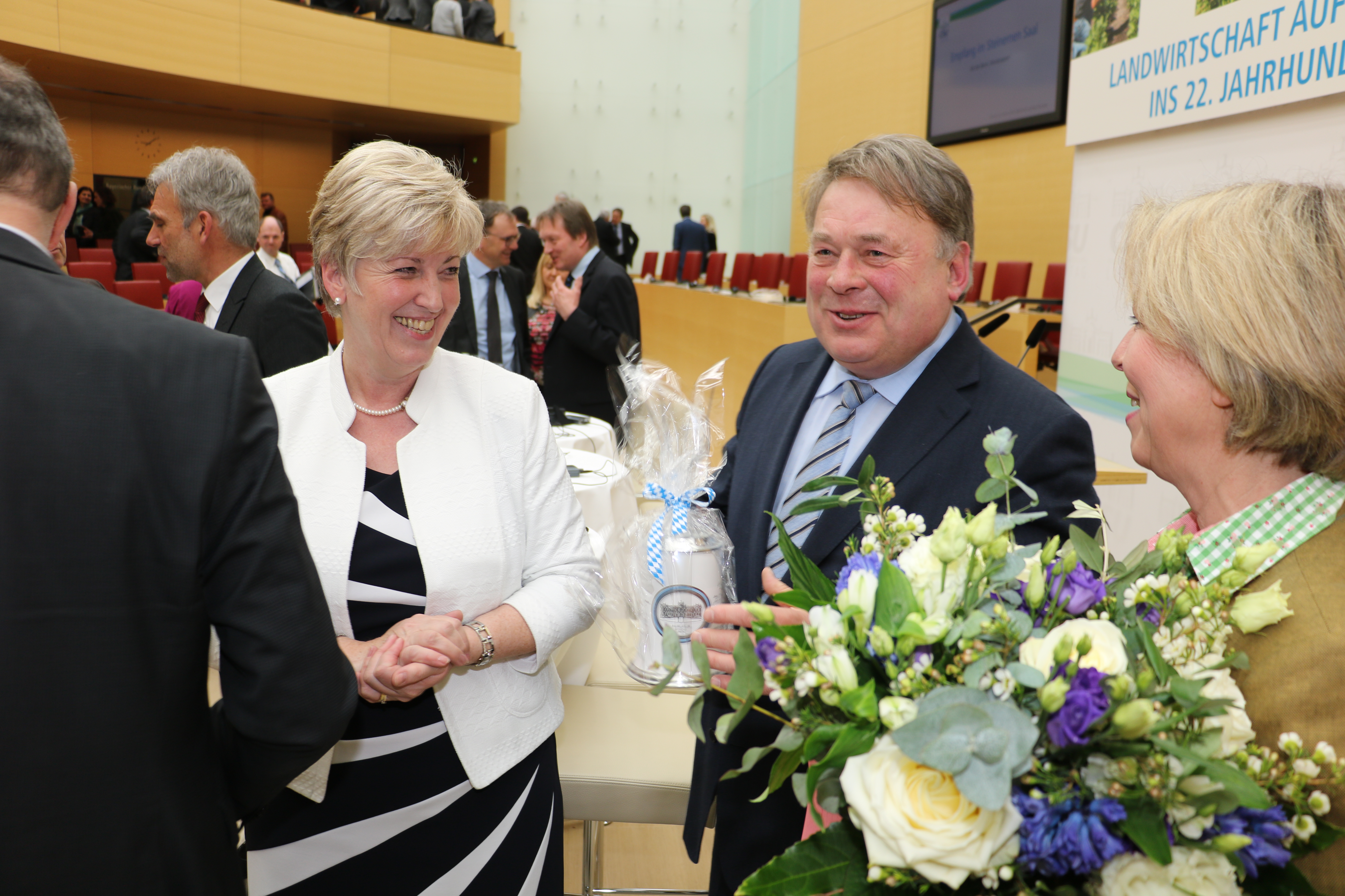 Auch Staatsminister Helmut Brunner kann seine Präsentsammlung mit einem Landtagskrug erweitern. Foto: © CSU-Fraktion