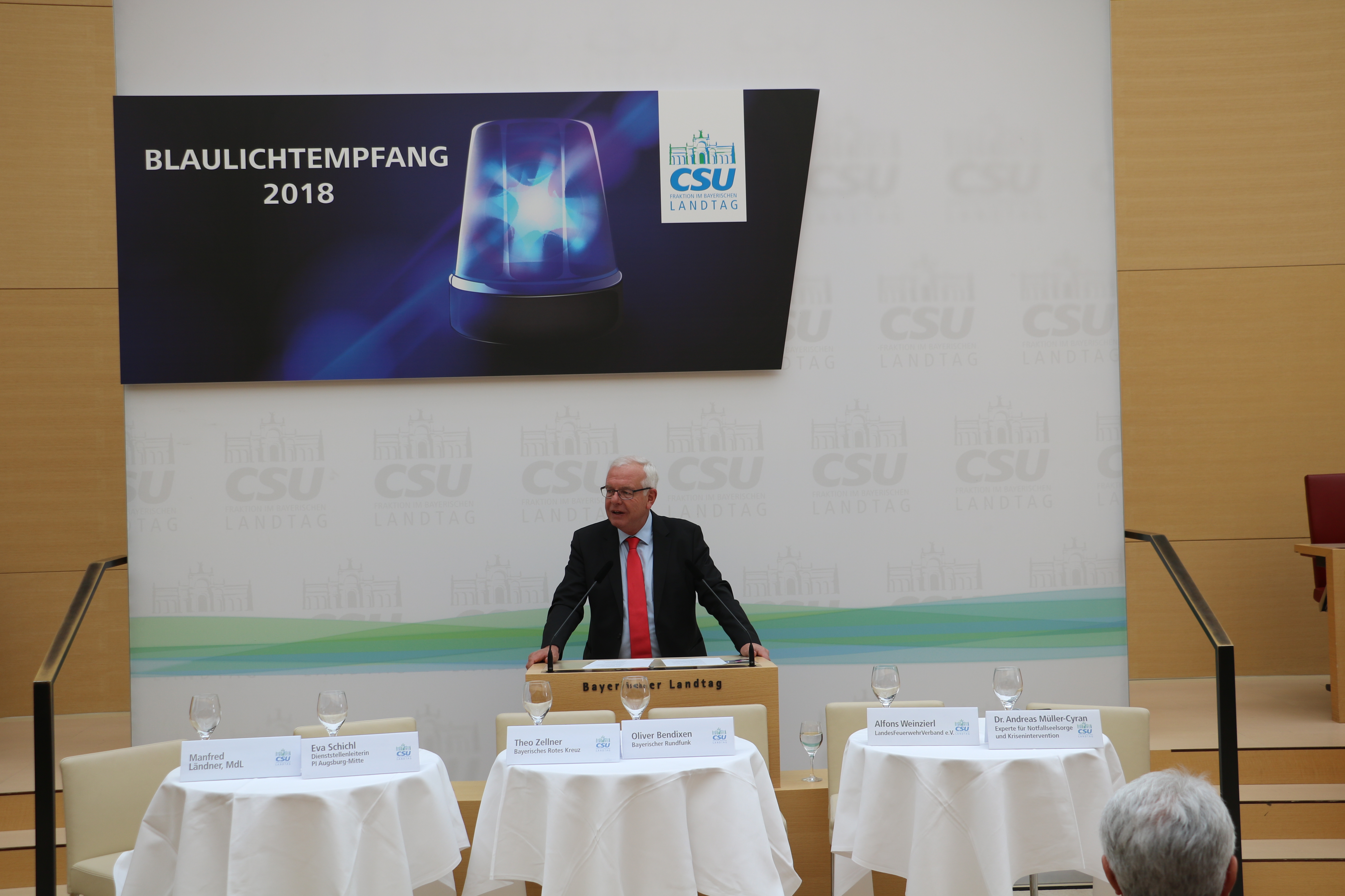 16.41.2018 - Blaulichtempfang der CSU-Landtagsfraktion 2018 - Der CSU-Fraktionsvorsitzende Thomas Kreuzer dankte den zahlreich erschienen Polizisten, Rettungskräften, Feuerwehreinsatzkräften und ehrenamtlichen Helfern. Ihr Verdienst sei es, dass Bayern bundesweit in Sachen Sicherheit den Spitzenplatz belege. "Dies ist keine Selbstverständlichkeit, sondern die Frucht harter Arbeit." | © CSU-Fraktion 