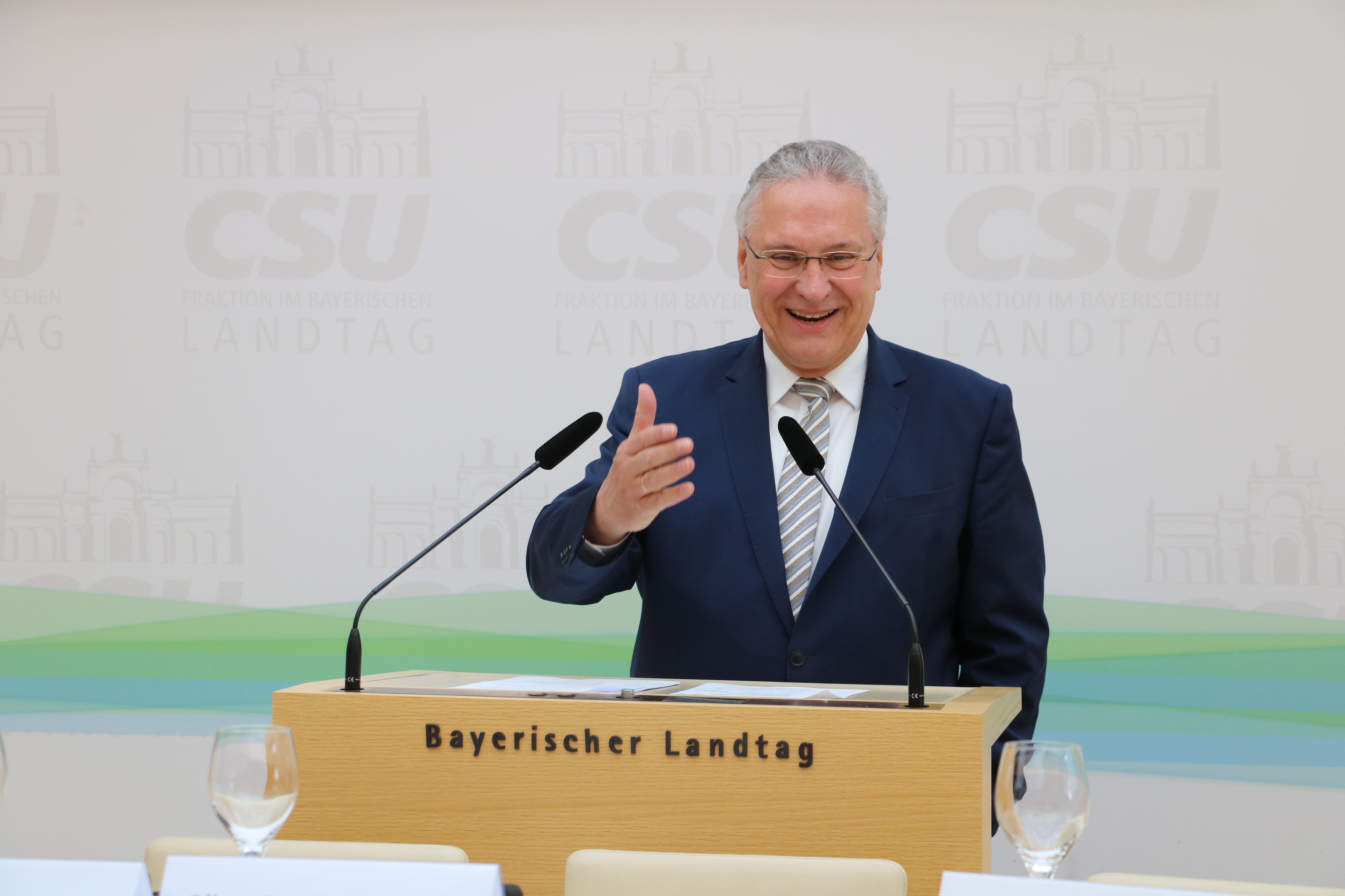 16.41.2018 - Blaulichtempfang der CSU-Landtagsfraktion 2018 - "Wir leben in Bayern sicherer als anderswo", erklärte Innenminister Joachim Herrmann in seiner Grundsatzrede. Zugleich betonte er den Teamgeist der Blaulichtorganisationen: "Das gemeinsame Ziel, sich für die Mitmenschen einzusetzen, verbindet alle Blaulichtorganisationen und dieser Teamgedanke ist in den vergangenen Jahren noch einmal gewachsen." | © CSU-Fraktion