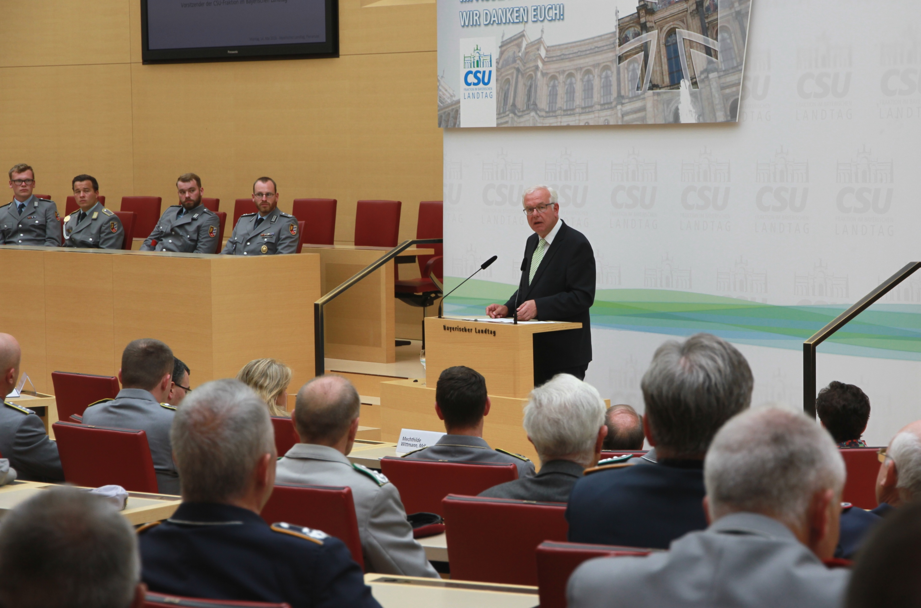 15.51.2018 - Empfang fr bayerische Soldaten und Reservisten 2018 - Fraktionsvorsitzender Thomas Kreuzer begrüßt die Gäste des Empfangs für bayerische Soldatinnen und Soldaten sowie Reservisten im sehr gut gefüllten Plenarsaal und dankt für den großen Einsatz: "Sie tragen - oft unter Einsatz von Gesundheit und Leben - dazu bei, dass wir ein Leben in Sicherheit, Freiheit und Wohlstand führen können. Für uns als Vertreter des Volkes ist es deshalb politische Pflicht und Verantwortung, unseren Dank, unsere Hochachtung und unsere Wertschätzung zum Ausdruck zu bringen." (Foto: CSU-Fraktion)