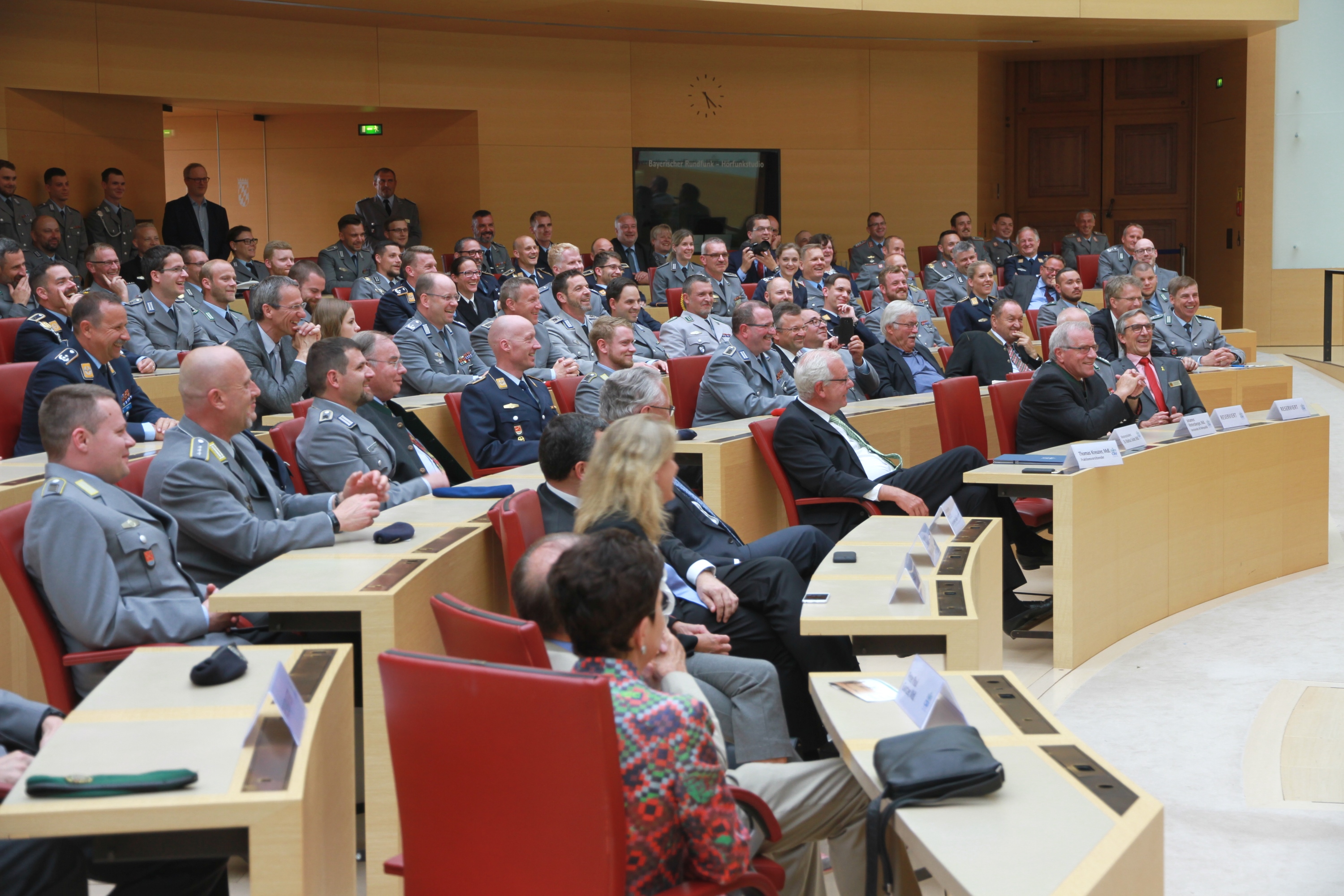 Gute Stimmung im voll besetzten Plenarsaal des Bayerischen Landtags. Die Vertreter der bayerischen Bundeswehrstandorte ließen es sich nicht nehmen, in Uniform zu erscheinen. (Foto: CSU-Fraktion)