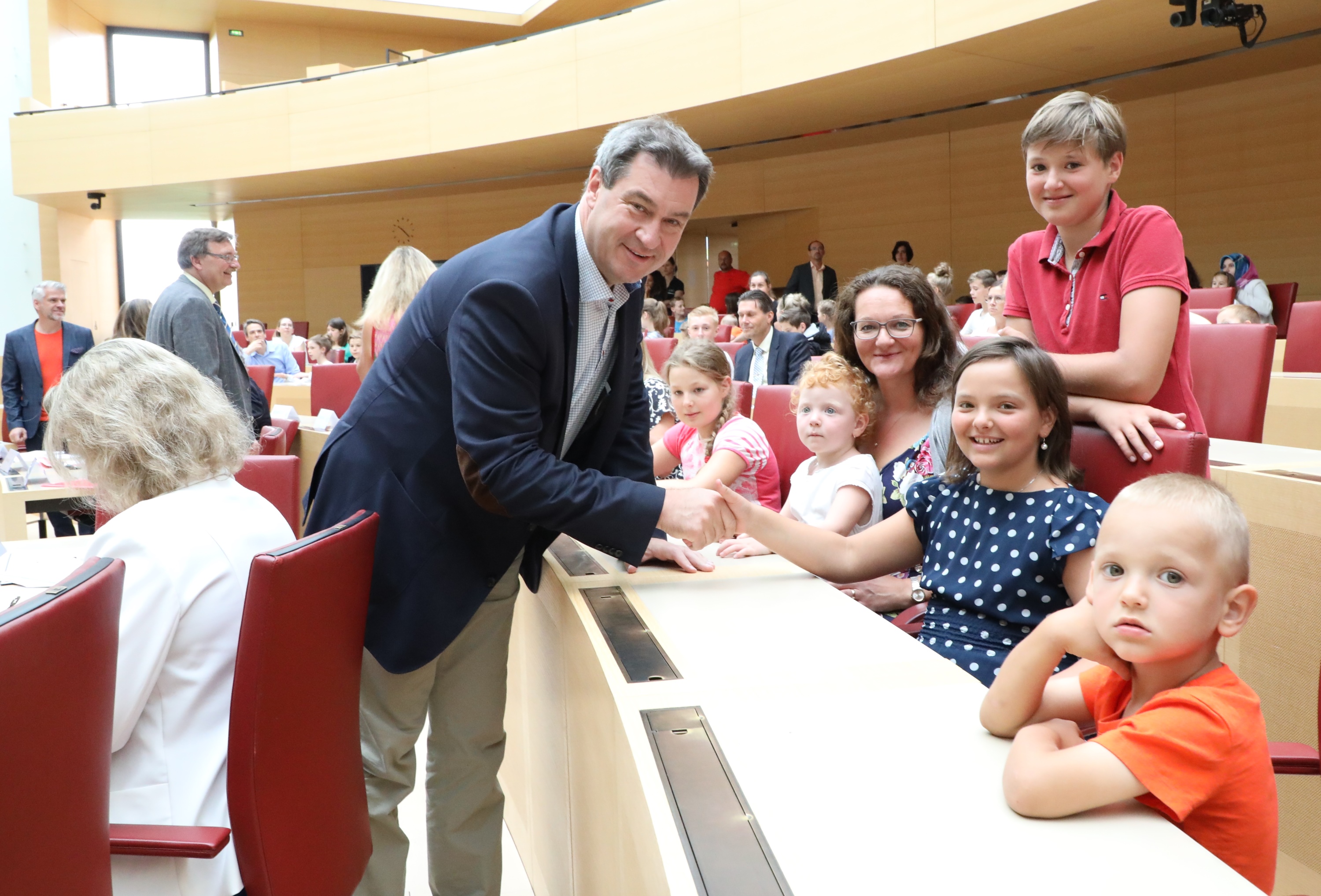 16.61.2018 - Familienfest 2018 - Auf Tuchfühlung mit den Kleinen: Ministerpräsident Dr. Markus Söder freut sich, dass so viele Familien mit Kindern der Einladung zur Veranstaltung gefolgt sind. (Foto: CSU-Fraktion)