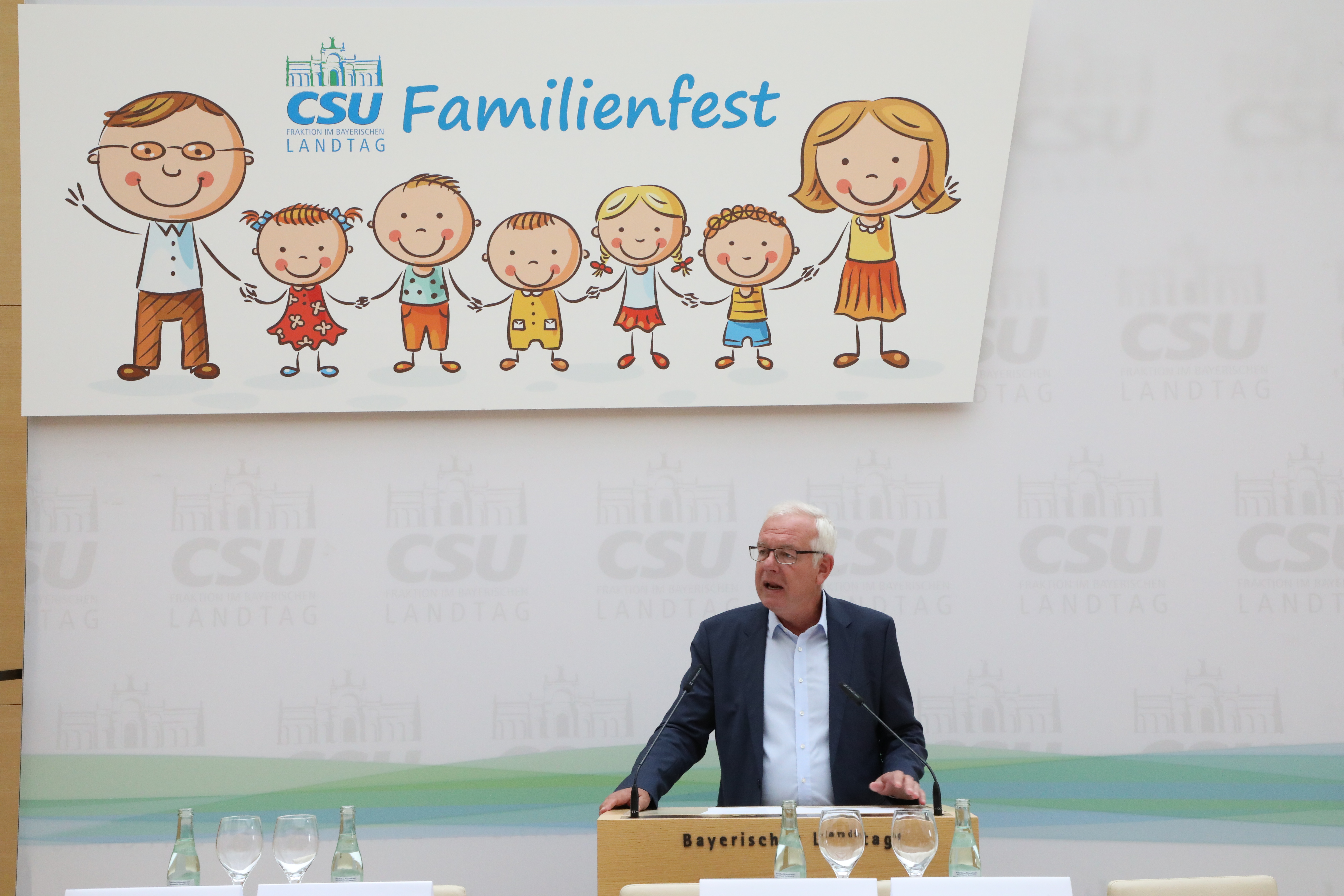 16.61.2018 - Familienfest 2018 - Fraktionsvorsitzender Thomas Kreuzer begrüßt die Gäste beim Familienfest der CSU-Fraktion: "Uns sind alle Familienmodelle gleich viel wert. Wir wollen, dass Eltern selbst entscheiden können. Daher investieren wir nicht ausschließlich in den Ausbau der Kinderbetreuung." (Foto: CSU-Fraktion)