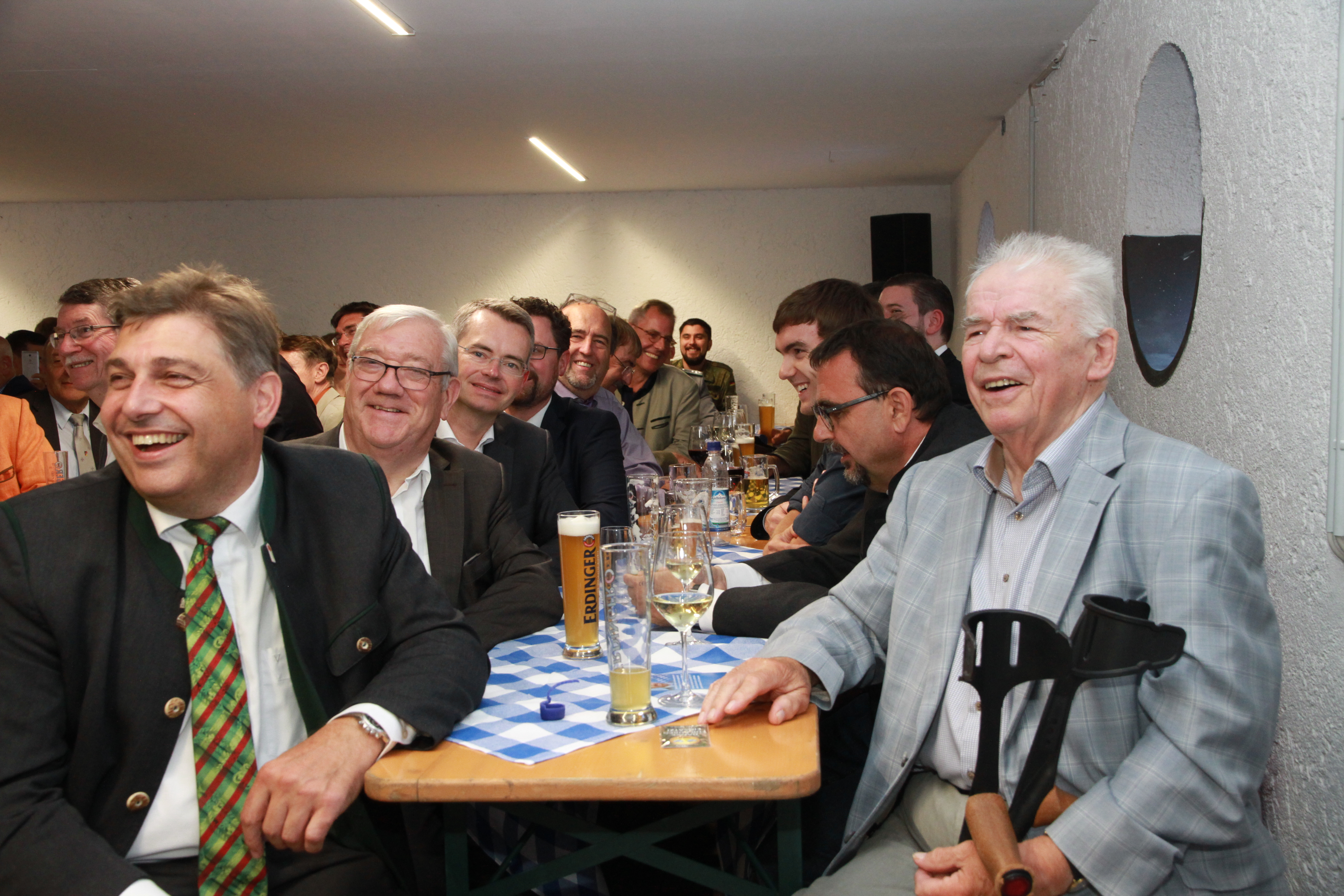Zahlreiche Vertreter aus Politik und Bundeswehr - Abgeordnete, ehemalige Abgeordnete, Staatsminister a.D., Soldaten und Reservisten - kommen jedes Jahr zum Sommerfest zusammen. (Foto: CSU-Fraktion)