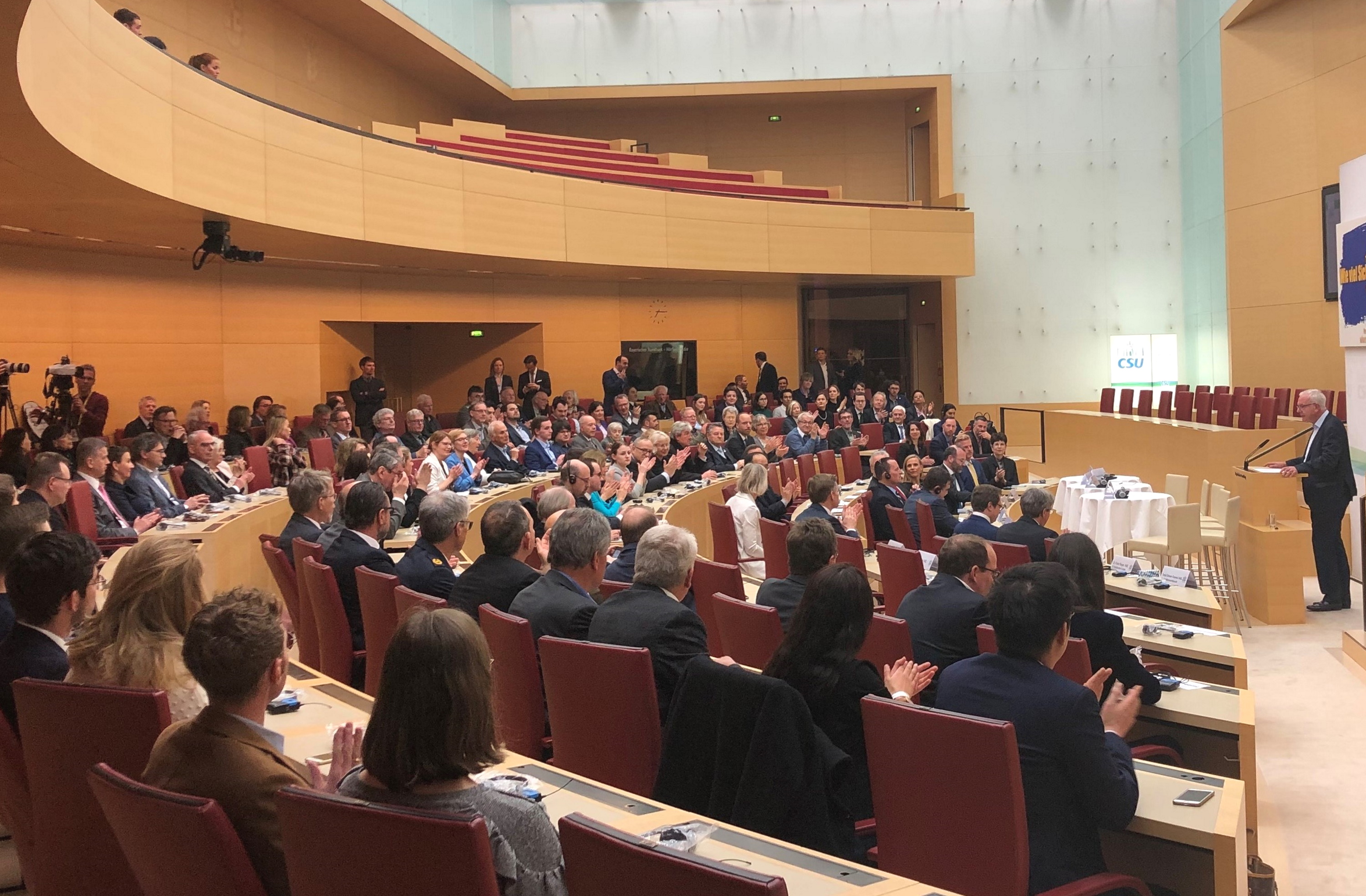 11.21.2020 - Wie viel Sicherheit braucht Europa? Veranstaltung am Rande der Münchner Sicherheitskonferenz 2020 - Die Veranstaltung stieß auf große Resonanz, zahlreiche Gäste füllten den Plenarsaal des Landtags. (Foto: CSU-Fraktion) 