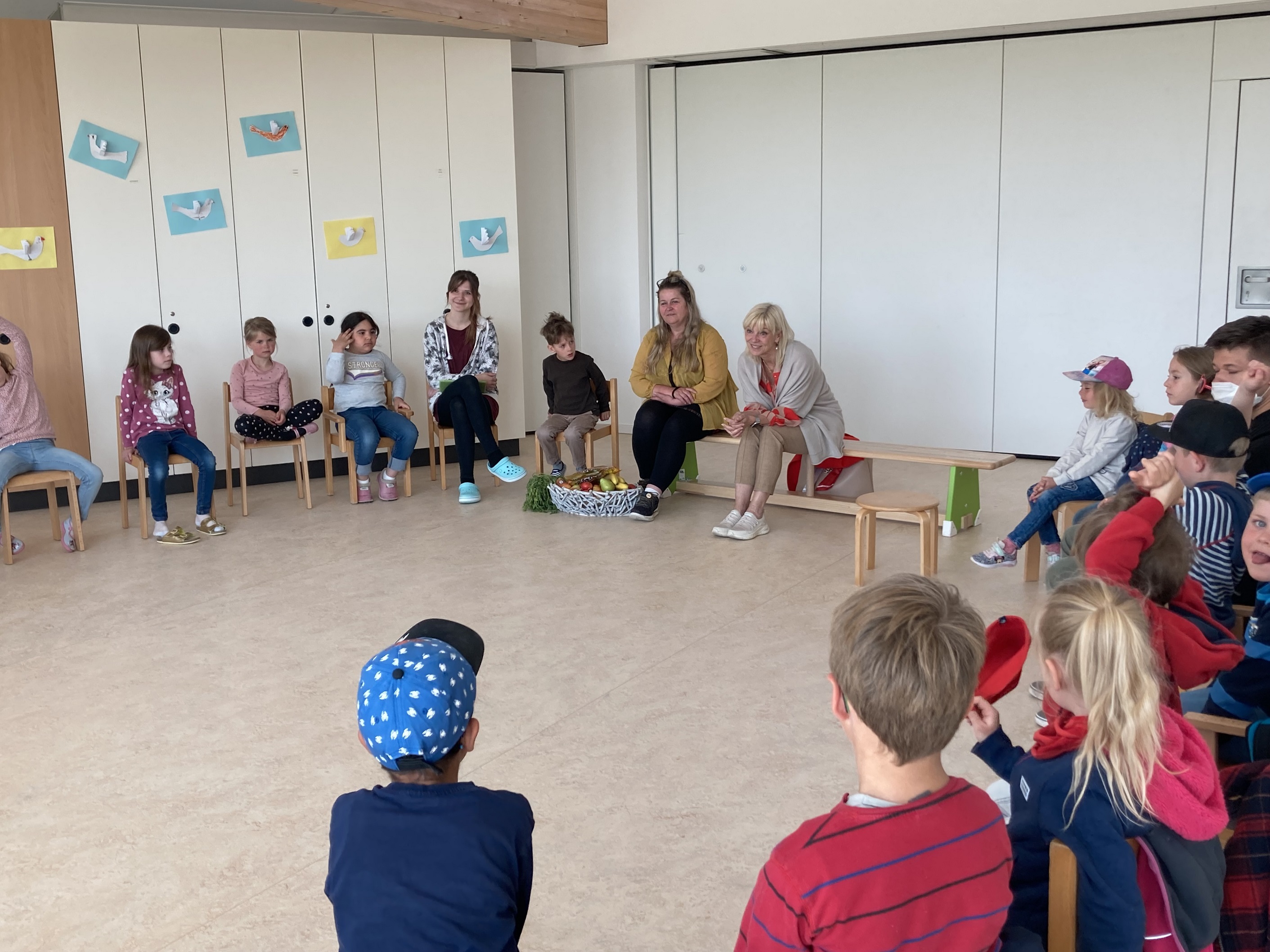 Bei der Kindersprechstunde am 3. Mai im Franziskus Kindergarten in Klosterlechfeld durften die Kleinen unsere Abgeordnete Caroline Trautner ausfragen und der Politikerin auf den Zahn fühlen. (Foto: Stephan Dölle) 