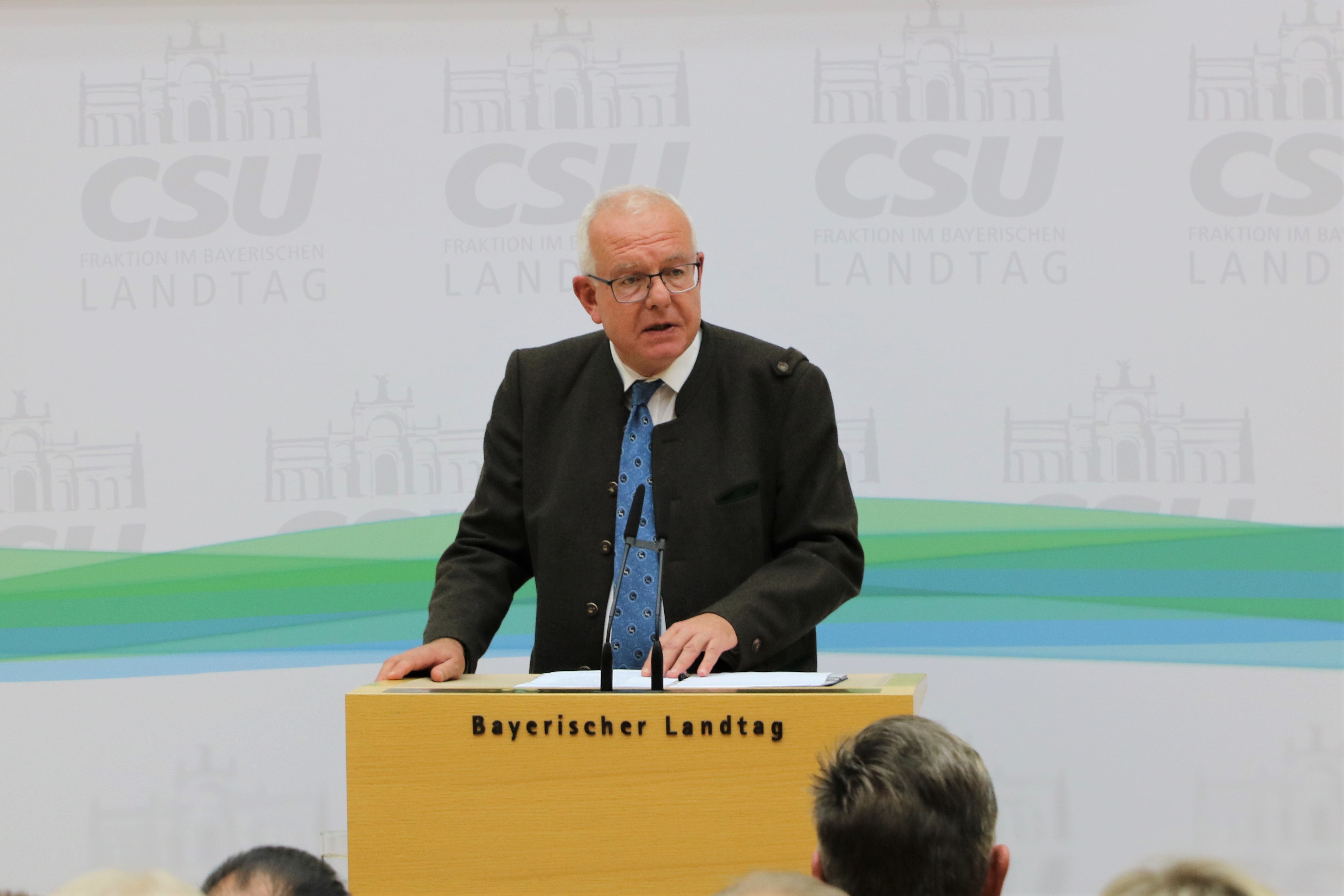 Den offiziellen Teil des Abends eröffnete Fraktionschef Thomas Kreuzer. In seiner Begrüßung ging er unter anderem auf die Bedeutung der Landwirtschaft in Bayern und die Sicherstellung der Versorgung in Krisenzeiten ein. (Foto: CSU-Fraktion)