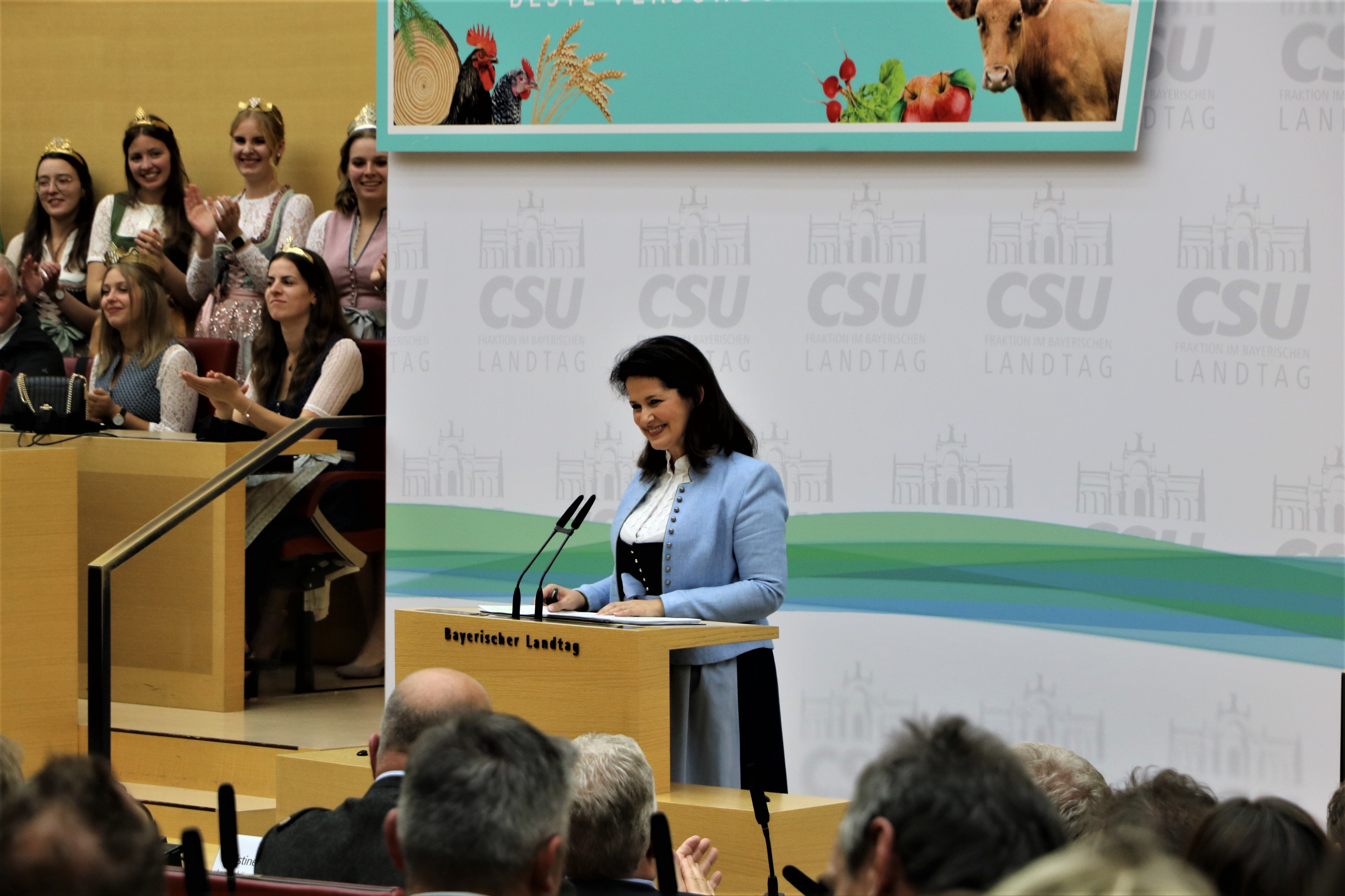 Festrednerin war an diesem Abend die Bayerische Landwirtschaftsministerien Michaela Kaniber, die aktuelle agrarpolitische Fragestellungen in den Fokus rückte. (Foto: CSU-Fraktion)