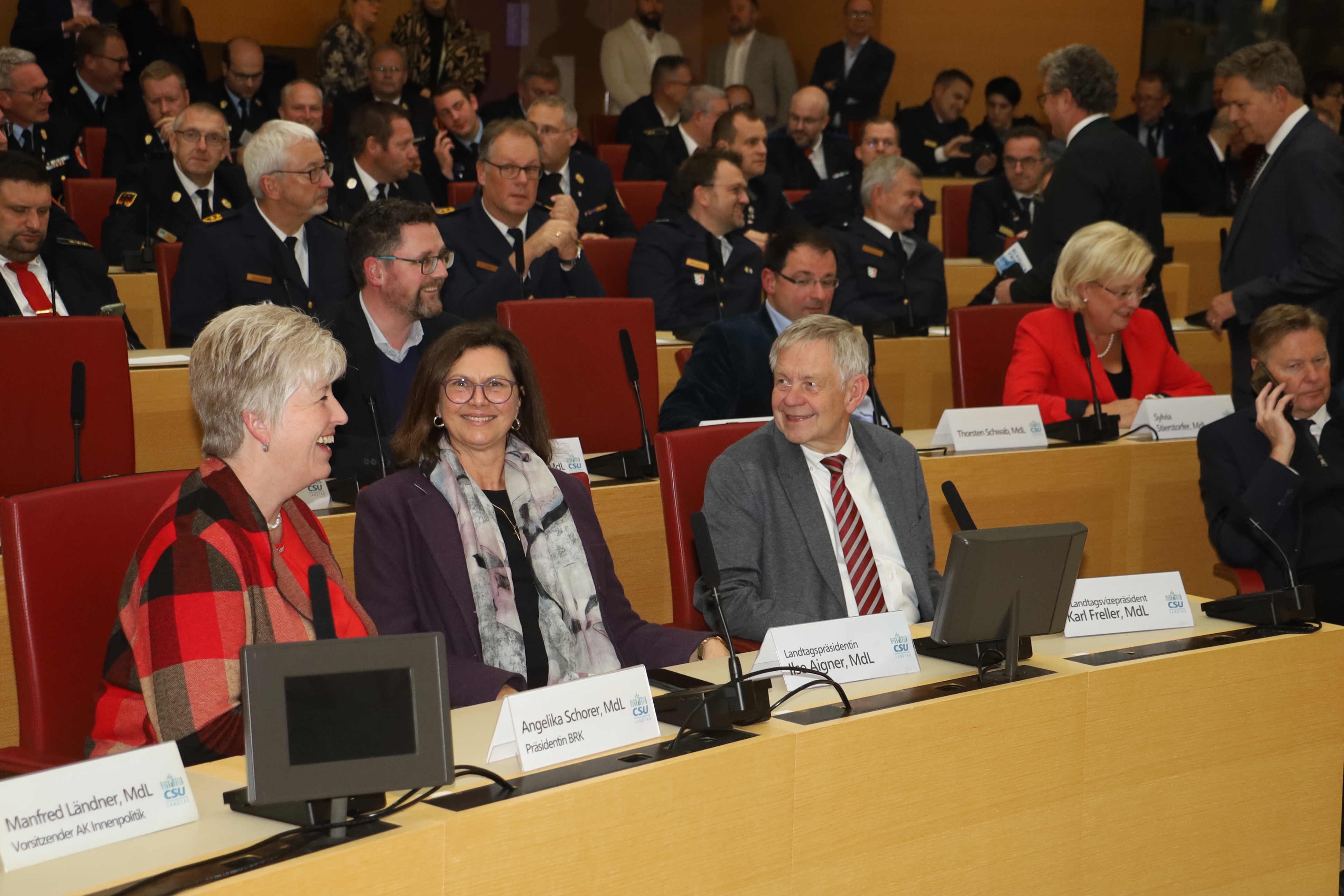 Unter den Gästen (von links): Angelika Schorer, Präsidentin des Bayerischen Roten Kreuzes, Landtagspräsidentin Ilse Aigner und 1. Landtagsvizepräsident Karl Freller. (Foto: CSU-Fraktion)