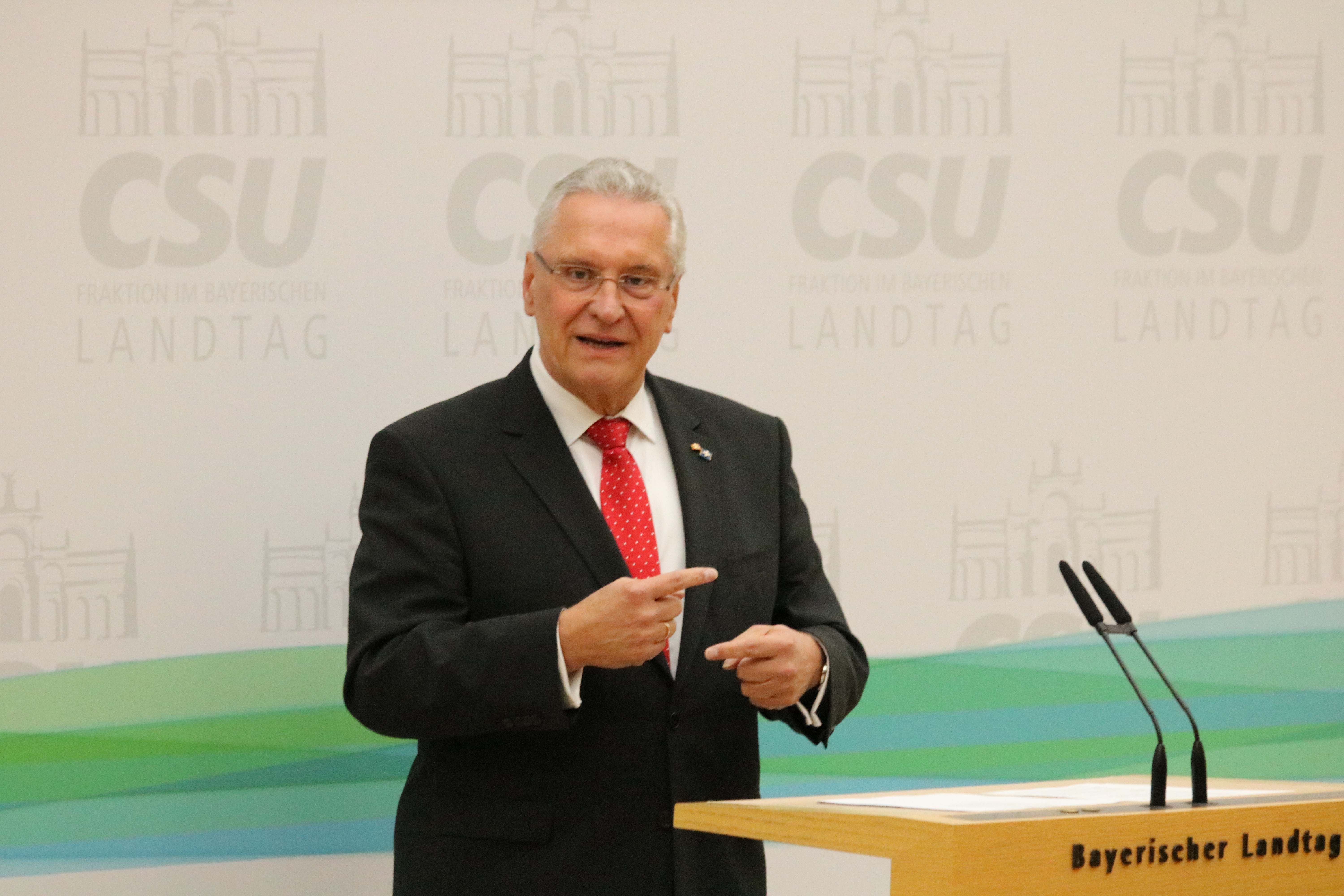 In seiner Rede warf Innenminister Joachim Herrmann einen Blick in die Kriminalitätsstatistik 2021: Unter den deutschen Großstädten über 200.000 Einwohnern ist München Spitzenreiter, gefolgt von Augsburg auf Platz 2 und Nürnberg auf Platz 4. 