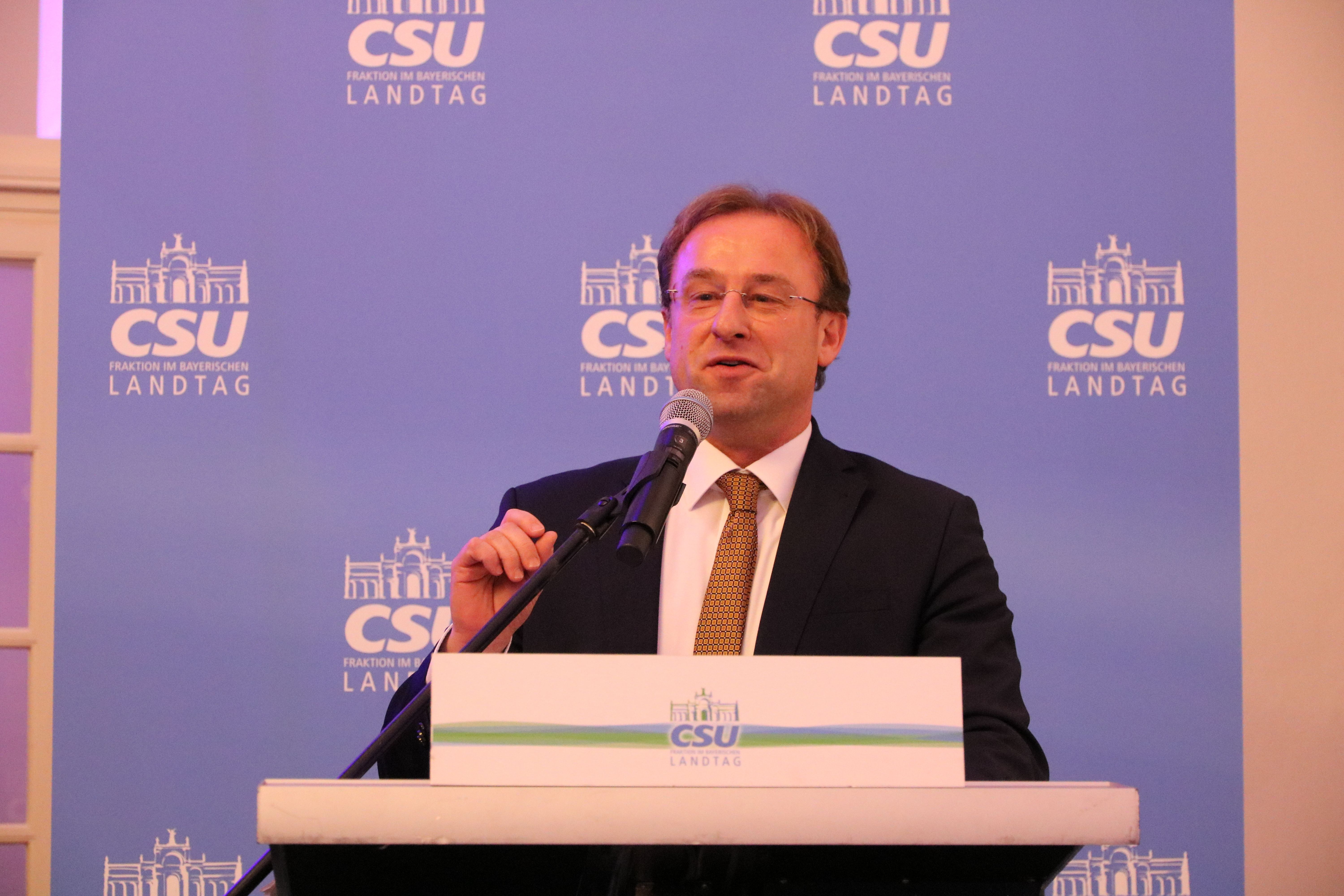 Arbeitskreisvorsitzender Wolfgang Fackler beleuchtete in seinem Grußwort die parlamentarische Arbeit zum Thema ÖD und lud zum anschließenden geselligen Austausch ein. (Foto: CSU-Fraktion)