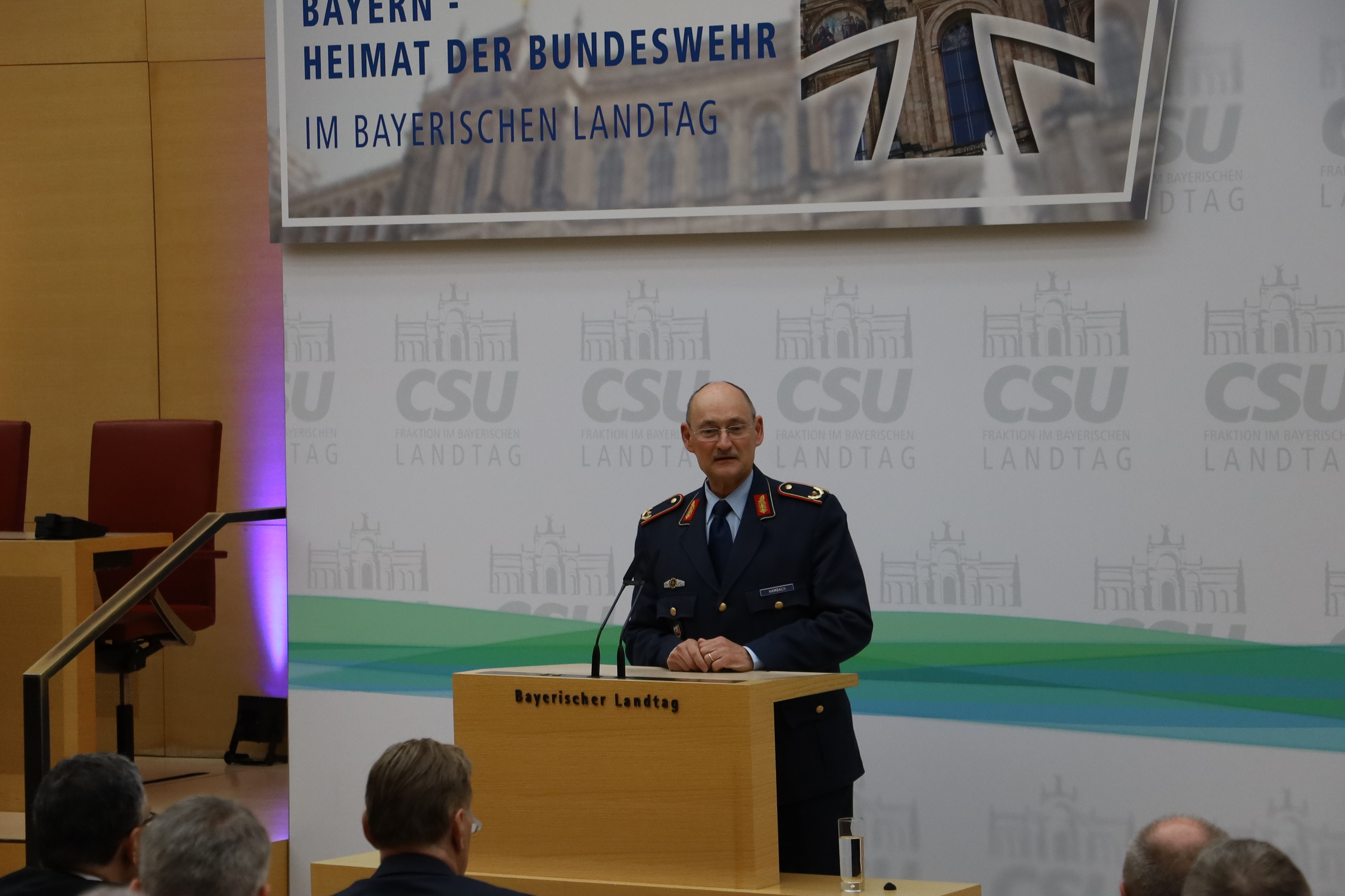 Brigadegeneral Thomas Hambach, Kommandeur des Landeskommandos Bayern, bedankte sich in einem kurzen Statement für die Wertschätzung von Seiten der Fraktion und der Staatsregierung, die gerade für die aktiven Soldatinnen und Soldaten im Einsatz so wichtig sei. (Foto. CSU-Fraktion)