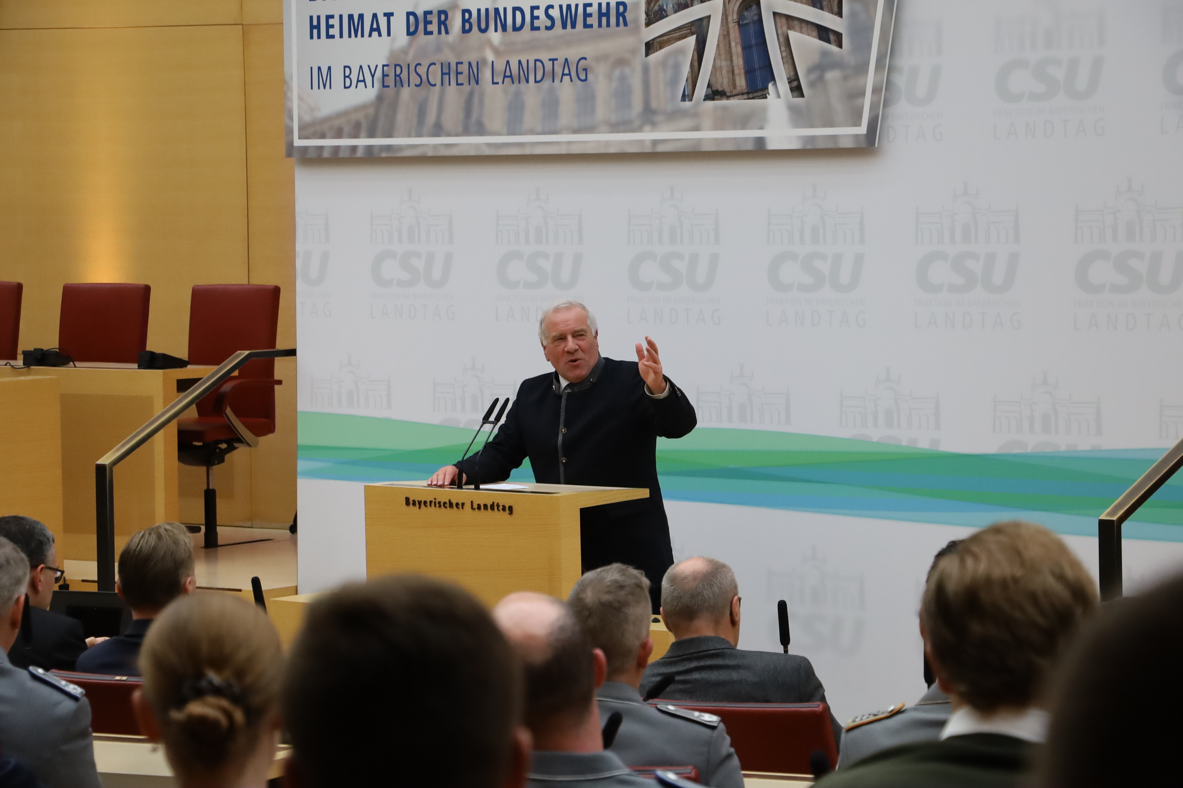 Johannes Hintersberger, Vorsitzender des Arbeitskreises Wehrpolitik, zeigte sich hocherfreut über die Anwesenheit so vieler Kameradinnen und Kameraden und konstatierte: 