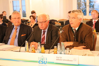 Mit Landespolizeipräsident Prof. Dr. Wilhelm Schmidbauer und Innenminister Joachim Herrmann diskutiert der Fraktionsvorstand am Abend über aktuelle Herausforderungen der Inneren Sicherheit in Bayern.