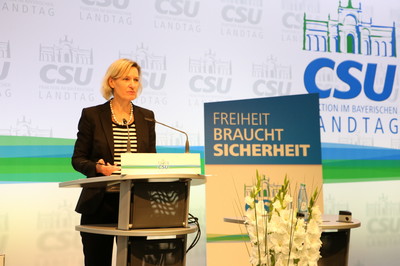 "Wenn wir um Lösungen ringen, müssen wir uns Zeit nehmen", so CSU-Europagruppenvorsitzende Prof. Dr. Angelika Niebler. Die Gemengelage in den meisten EU-Mitgliedsstaaten sei derzeit äußerst schwierig, rechtspopulistische Tendenzen auf dem Vormarsch.
