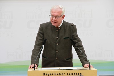 Fraktionsvorsitzender Thomas Kreuzer begrüßte die Gäste im vollbesetzten Plenarsaal des Landtags.
