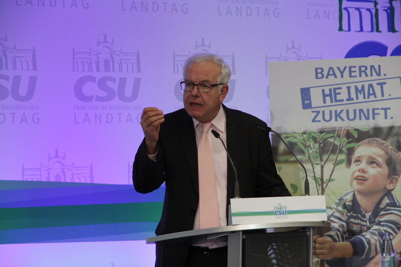 Fraktionschef Thomas Kreuzer eröffnet mit seinem politischen Bericht die Sitzung der Gesamtfraktion in Banz. Foto: © CSU-Fraktion