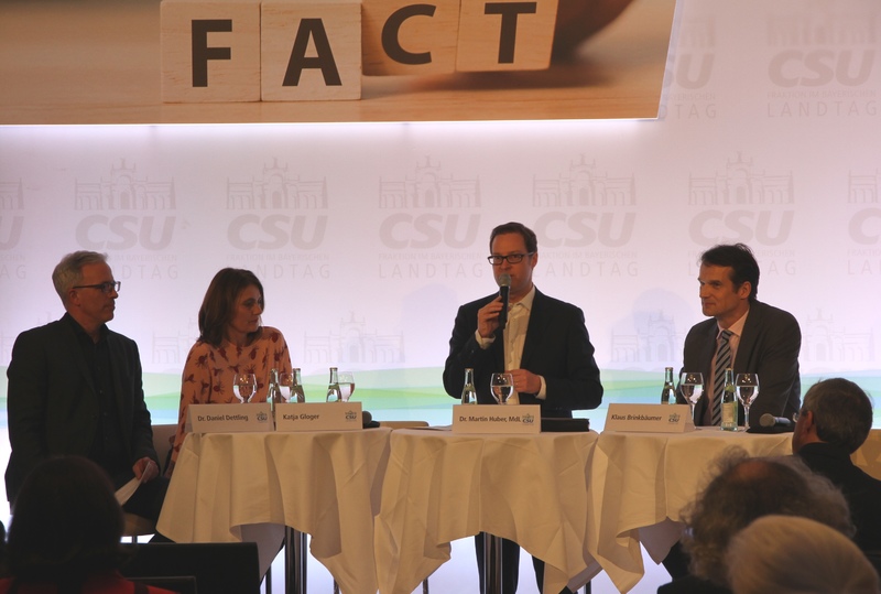 Martin Huber, Vorsitzender der AG Junge Gruppe, stellt die Podiumsteilnehmer vor und leitet die Diskussion. (Foto: CSU-Fraktion)