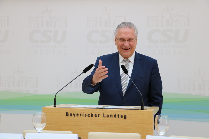 "Wir leben in Bayern sicherer als anderswo", erklärte Innenminister Joachim Herrmann in seiner Grundsatzrede. Zugleich betonte er den Teamgeist der Blaulichtorganisationen: "Das gemeinsame Ziel, sich für die Mitmenschen einzusetzen, verbindet alle Blaulichtorganisationen und dieser Teamgedanke ist in den vergangenen Jahren noch einmal gewachsen." | © CSU-Fraktion