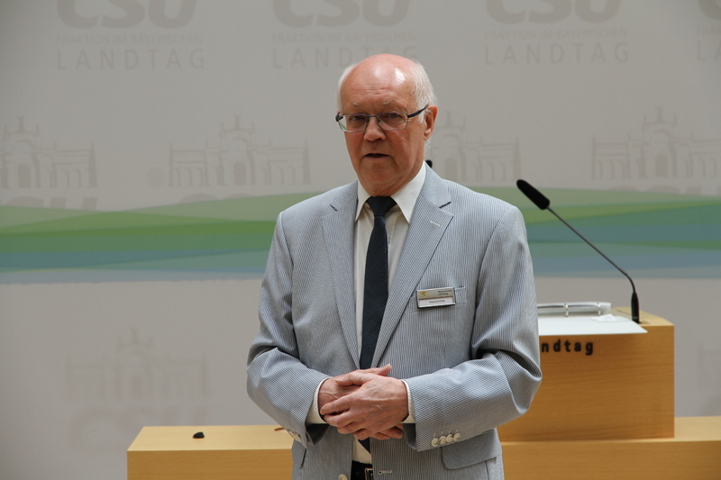 Hans Korinek führte im Anschluss an den offiziellen Teil interessierte Gäste durch den Landtag. | © CSU-Fraktion 