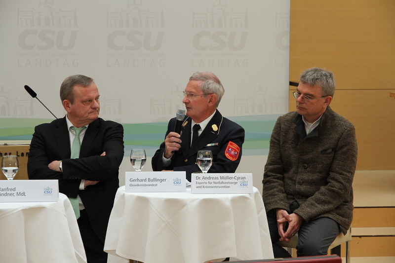 Es sei wichtig, bei den Bürgern das Bewusstsein dafür zu schärfen, was Aufgabe der verschiedenen Blaulichtorganisationen sei, so Gerhard Bullinger, Vizepräsident a.D. des Landesfeuerwehrverbands Bayern. "Wir beobachten, dass die Feuerwehr auch in Fällen gerufen wird, bei denen man sich früher manchmal auch einfach selbst geholfen hat, zum Beispiel wenn es darum geht, Äste beiseite zu räumen." | © CSU-Fraktion