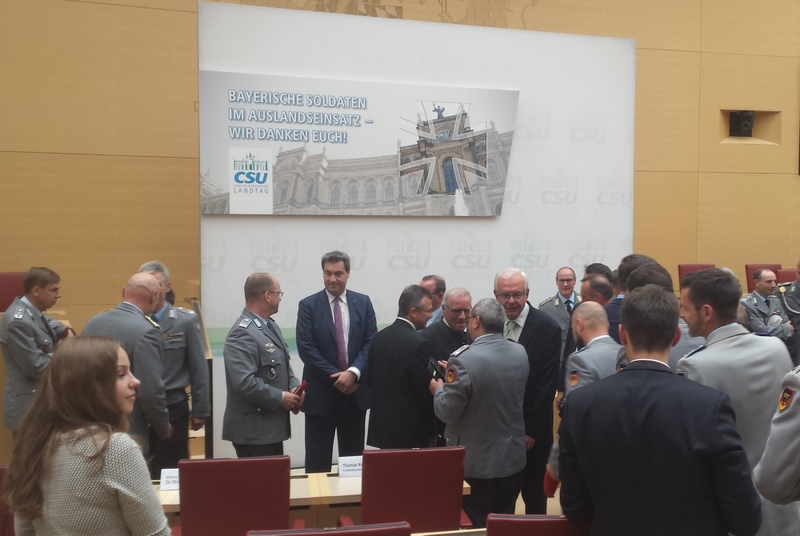 Nach dem offiziellen Teil nahmen sich die Redner noch viel Zeit für Gespräche und Fotos mit den Gästen. (Foto: CSU-Fraktion) 