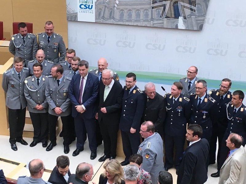 Ministerpräsident Dr. Markus Söder, Fraktionsvorsitzender Thomas Kreuzer und Johannes Hintersberger, Vorsitzender des Arbeitskreises Wehrpolitik (Mitte), freuen sich über die große Resonanz auf die Einladung zum Soldatenempfang. (Foto: Raimund Hach)