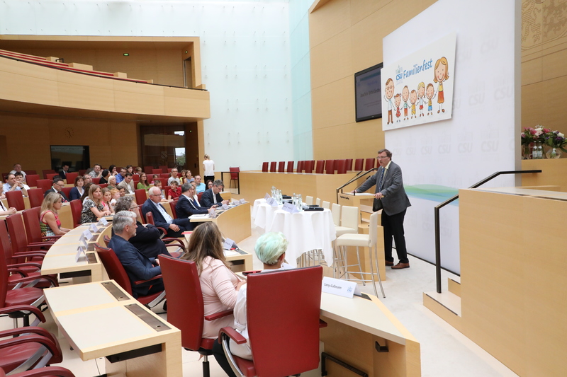 Joachim Unterländer, der Vorsitzendes des Arbeitskreises Arbeit und Soziales, Familie und Integration, erläutert die Grundprinzipien der bayerischen Familienpolitik: "Familiengeld und Kinderbetreuung ergänzen sich, die Entlastung unserer Familien ist unser Schwerpunkt. Denn ohne Familien können Staat und Gesellschaft nicht funktionieren." (Foto: CSU-Fraktion)