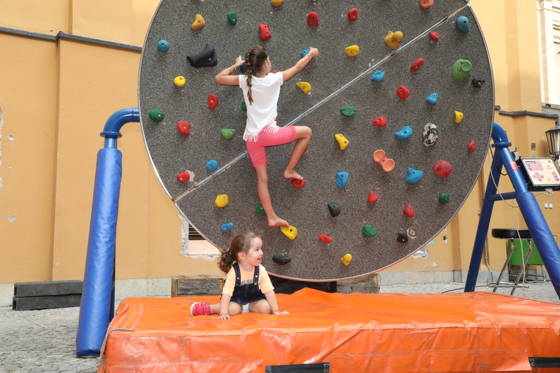 Während die Eltern der Podiumsdiskussion folgten, gab es für die Kinder ein abwechslungsreiches Programm: Eine Outdoor-Kletterscheibe... (Foto: CSU-Fraktion)