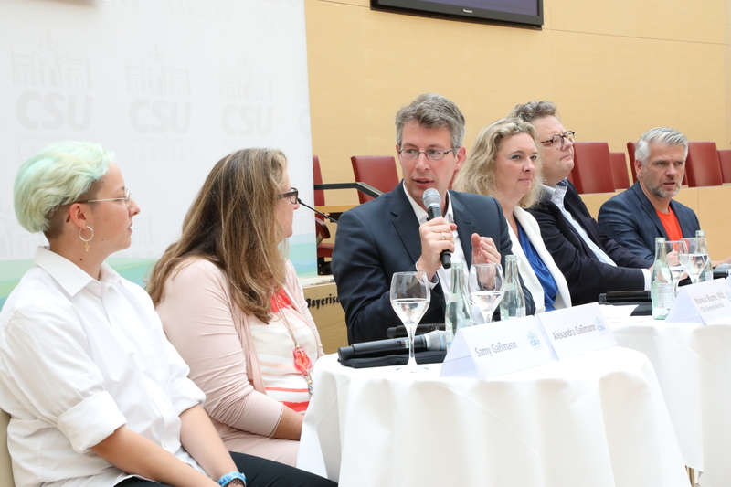 Bei der anschließenden Podiumsdiskussion, moderiert von CSU-Generalsekretär Markus Blume, erörterten (v.l.n.r.) Samy Gaßmann, Fünfte von neun Geschwistern, Alexandra Gaßmann, Landesvorsitzende des Verbands kinderreicher Familien Deutschland e.V., Familienministerin Kerstin Schreyer sowie die Familienpolitiker Alex Dorow und Steffen Vogel Themenfelder von Familiengeld über Vereinbarkeit von Familie und Beruf bis zum täglichen Leben in der Großfamilie. Dazu Staatsministerin Schreyer: "Unsere politische Grundentscheidung lautet: Wir trauen den Familien etwas zu. Sie sollen selbst entscheiden. Das Bayerische Familiengeld ist ein starkes Signal." (Foto: CSU-Fraktion)