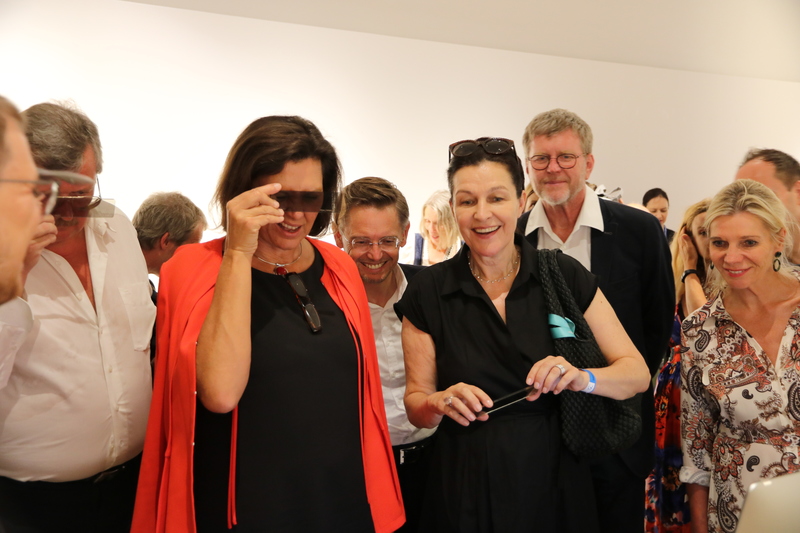 Landtagspräsidentin Ilse Aigner machte sich bei der Ausstellung im Landtag selbst ein Bild davon, was mit virtuellen Techniken bereits möglich ist.  