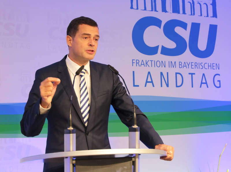 Viel Applaus für Mike Mohring, CDU-Spitzenkandidat und CDU-Fraktionschef, nach seiner Rede über die Lage in Thüringen vor der Wahl. "Wir grenzen uns klar nach links und rechts ab und sind uns einig bei Klimapolitik mit Augenmaß." (Foto: CSU-Fraktion)
