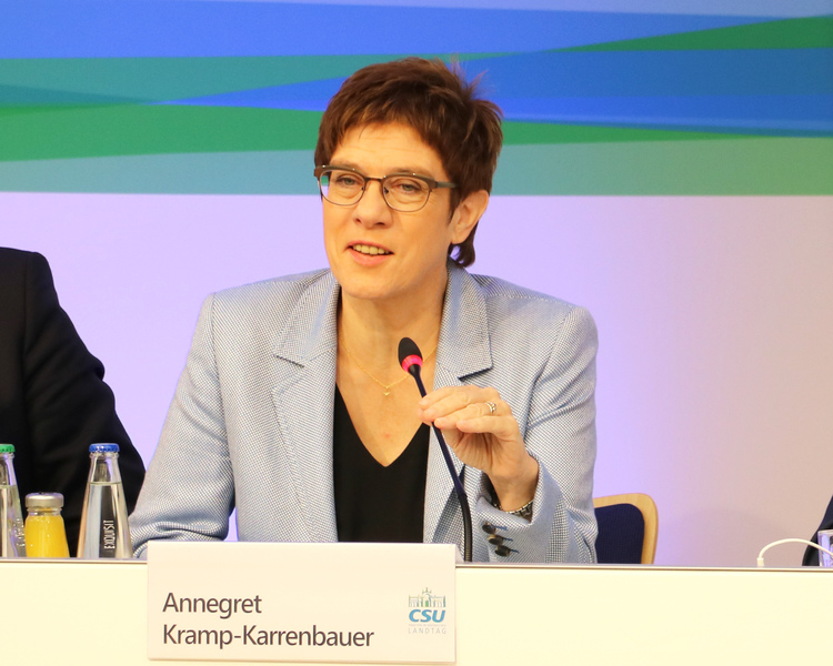Annegret Kramp-Karrenbauer, Vorsitzende der CDU Deutschlands und Bundesministerin der Verteidigung betont die Gemeinsamkeiten der Schwesterparteien: "Ein gemeinsames Miteinander ist wichtig." (Foto: CSU-Fraktion) 