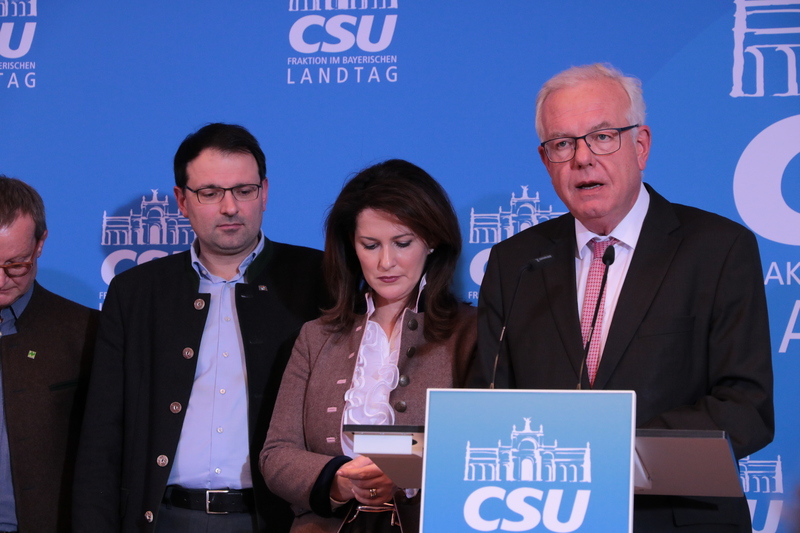 v.li.: MdL Martin Schöffel, Staatsministerin Michaela Kaniber und Thomas Kreuzer bei der Pressekonferenz. Foto: CSU-Fraktion