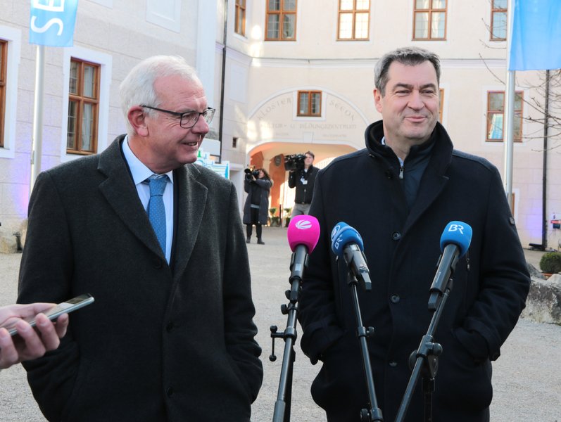 Fraktionsvorsitzender Thomas Kreuzer begrüßt Ministerpräsident Dr. Markus Söder in Seeon. Foto: CSU-Fraktion