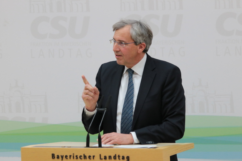 Dr. Franz Rieger, Vorsitzender des Arbeitskreises Bundes- und Europaangelegenheiten, bei seinem Schlusswort. (Foto: CSU-Fraktion) 